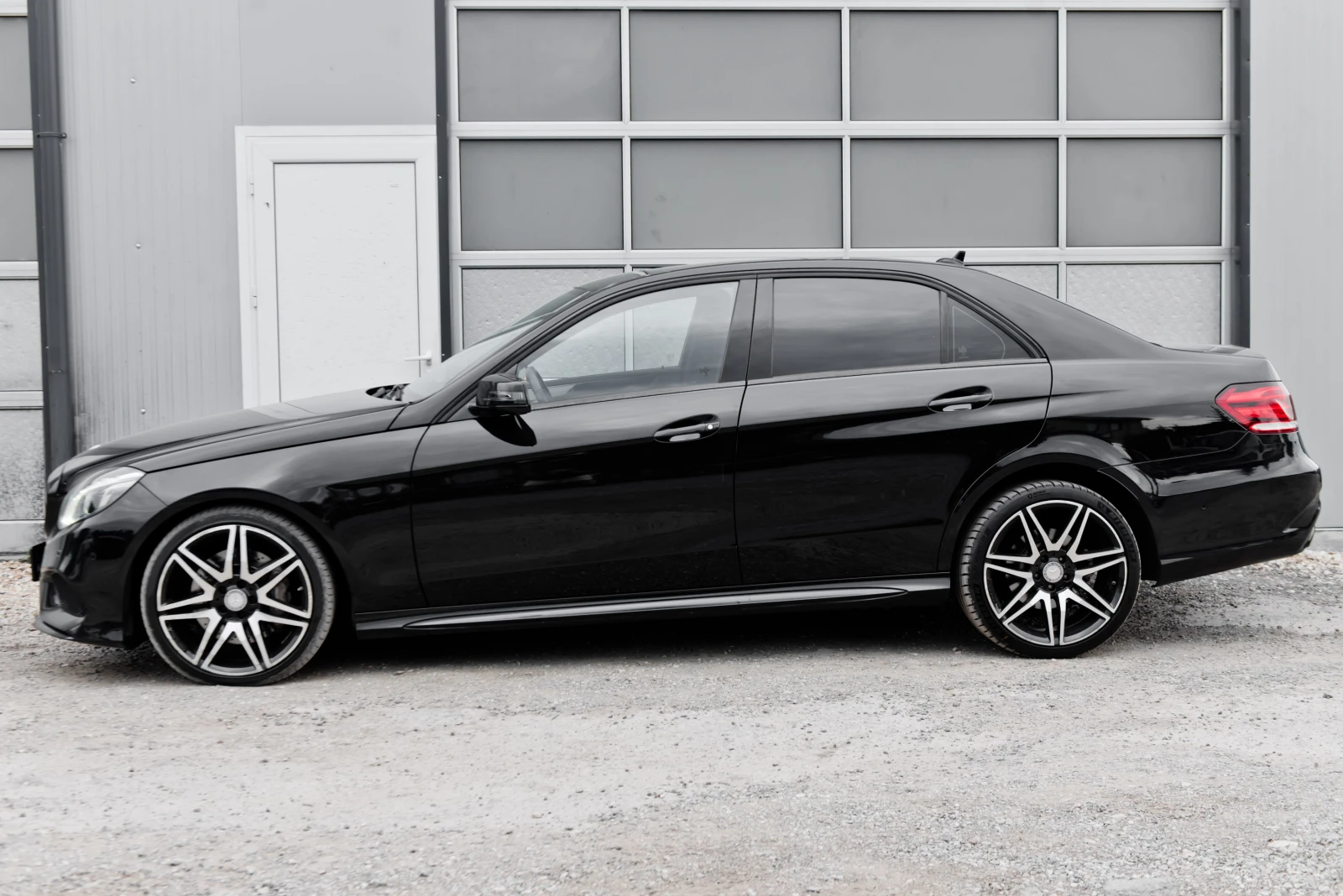 Mercedes-Benz E 350 AMG* PANORAMA* 4MATIC, снимка 4 - Автомобили и джипове - 54924874