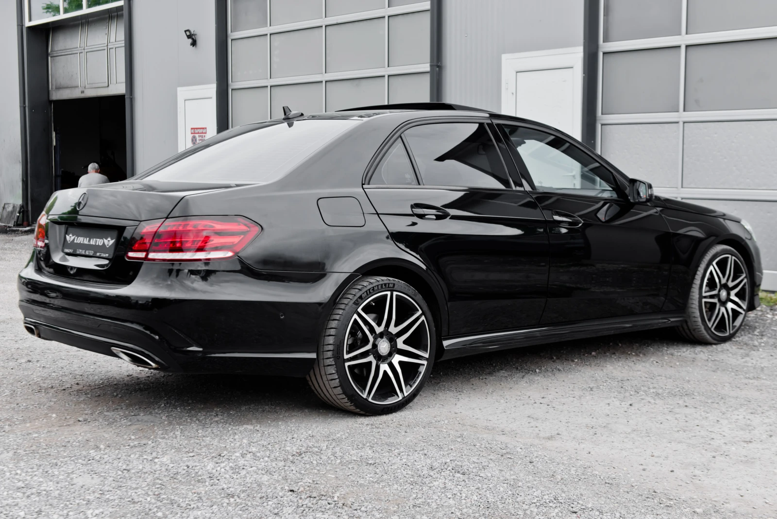 Mercedes-Benz E 350 AMG* PANORAMA* 4MATIC, снимка 8 - Автомобили и джипове - 54924874