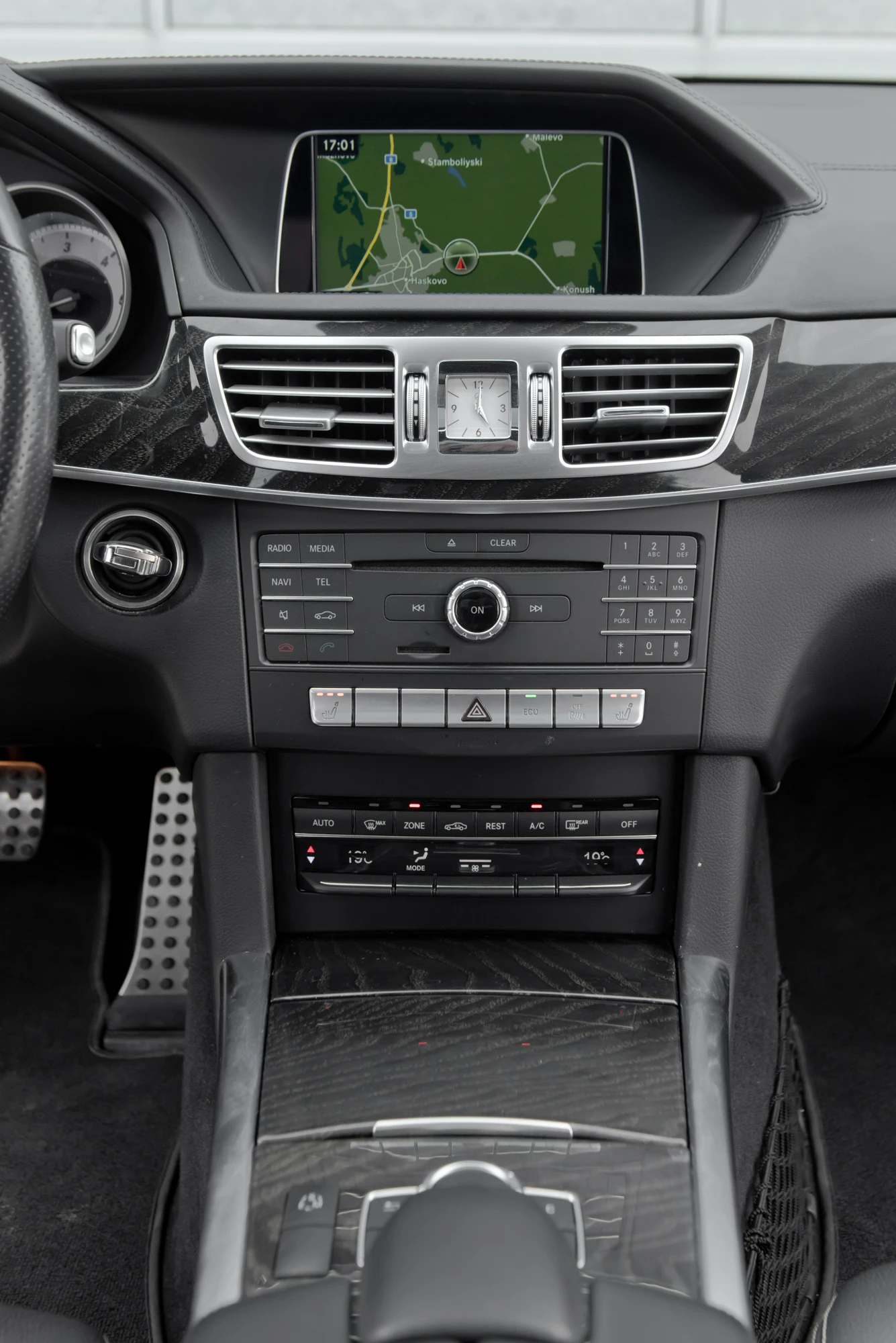 Mercedes-Benz E 350 AMG* PANORAMA* 4MATIC, снимка 14 - Автомобили и джипове - 54924874