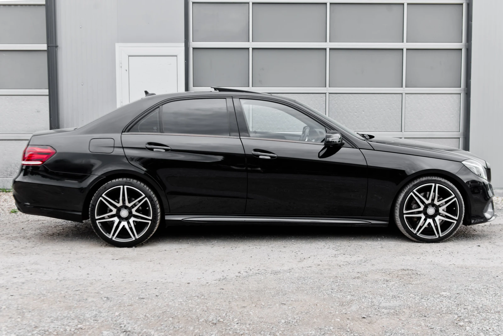 Mercedes-Benz E 350 AMG* PANORAMA* 4MATIC, снимка 5 - Автомобили и джипове - 54924874