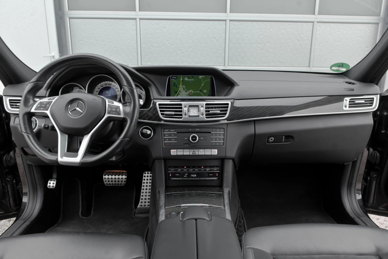 Mercedes-Benz E 350 AMG* PANORAMA* 4MATIC, снимка 13 - Автомобили и джипове - 54924874