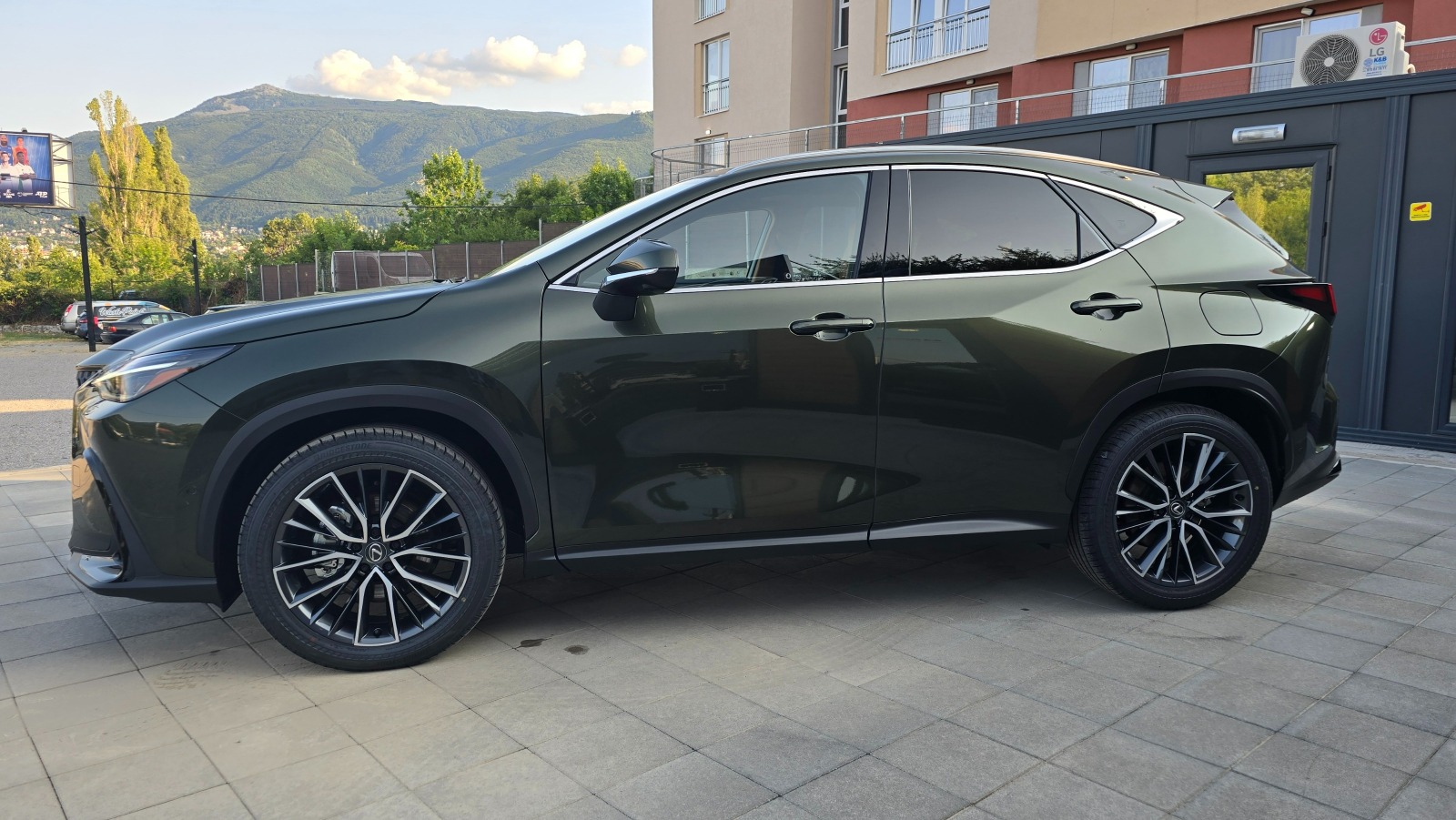 Lexus NX 350h НОВ!/2.5 HYBRID/LUXURY/MARK.LEV./360/4X4/055b - изображение 3