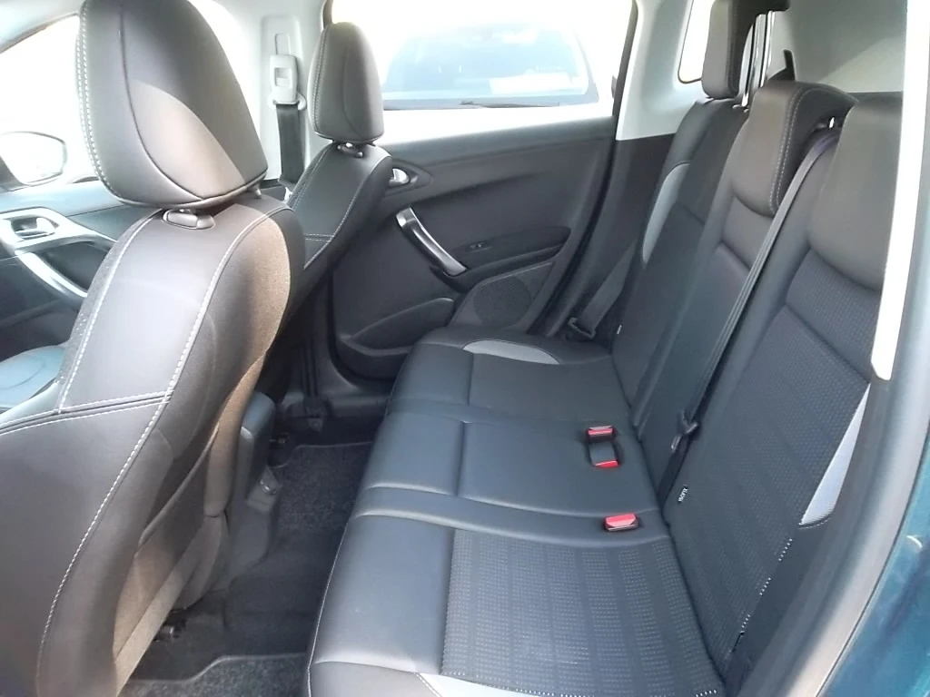Peugeot 2008 PureTech 1.2 Бензин ALLURE - изображение 9