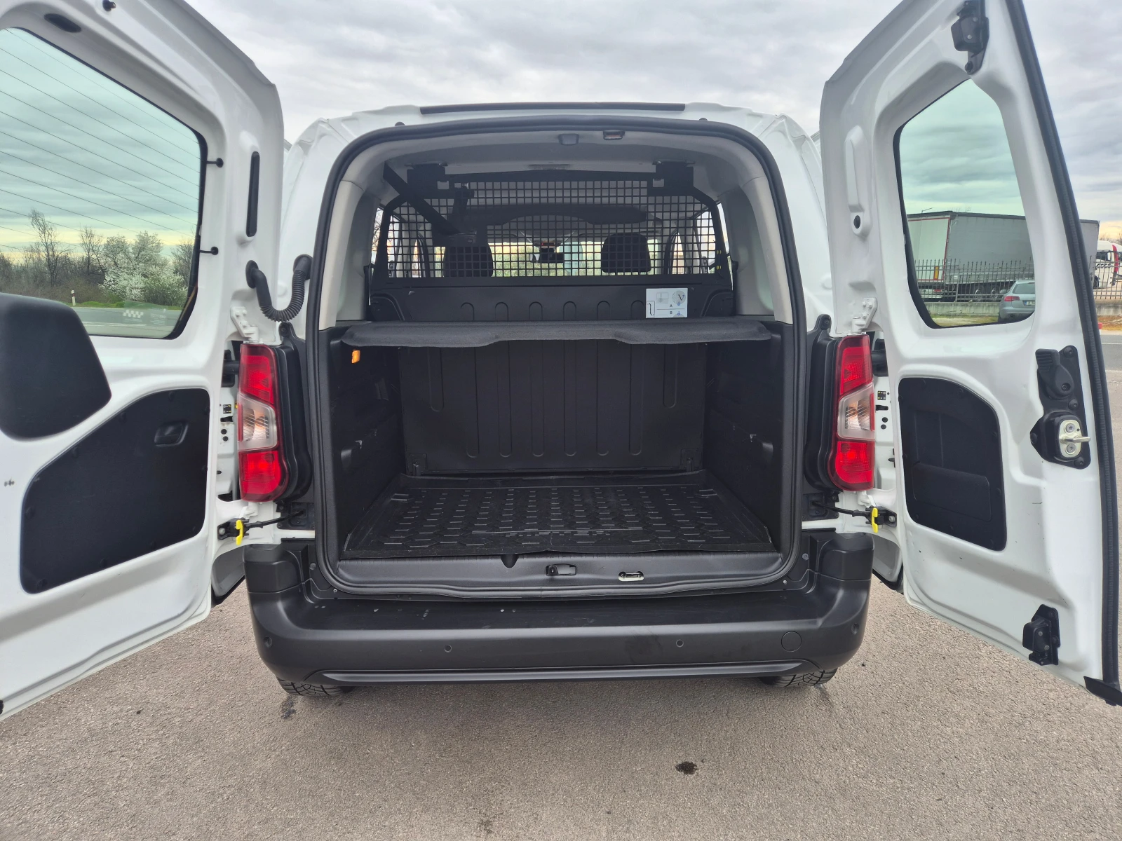 Citroen Berlingo N1- M/T 1.5 DCI, снимка 11 - Автомобили и джипове - 54031337