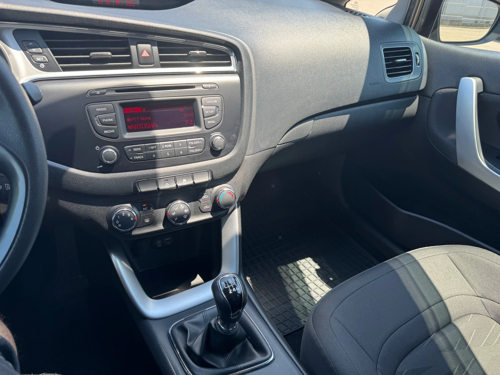 Kia Ceed 1.4crdi, 98хил.км, снимка 15 - Автомобили и джипове - 54987302