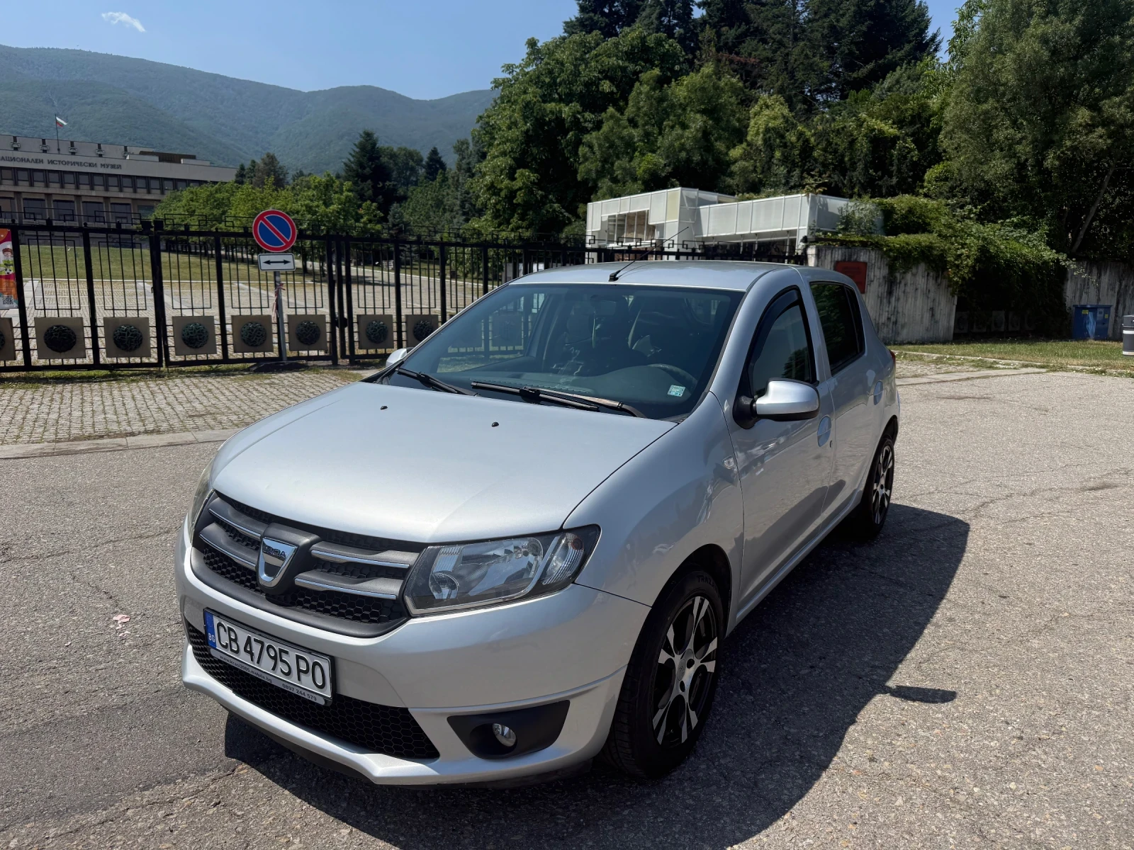 Dacia Sandero 1.2 75 кс - газ, снимка 2 - Автомобили и джипове - 55330935