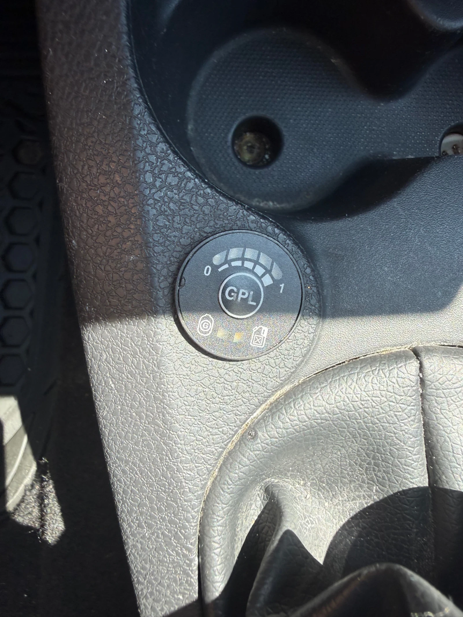 Dacia Sandero 1.2 75 кс - газ, снимка 13 - Автомобили и джипове - 55330935