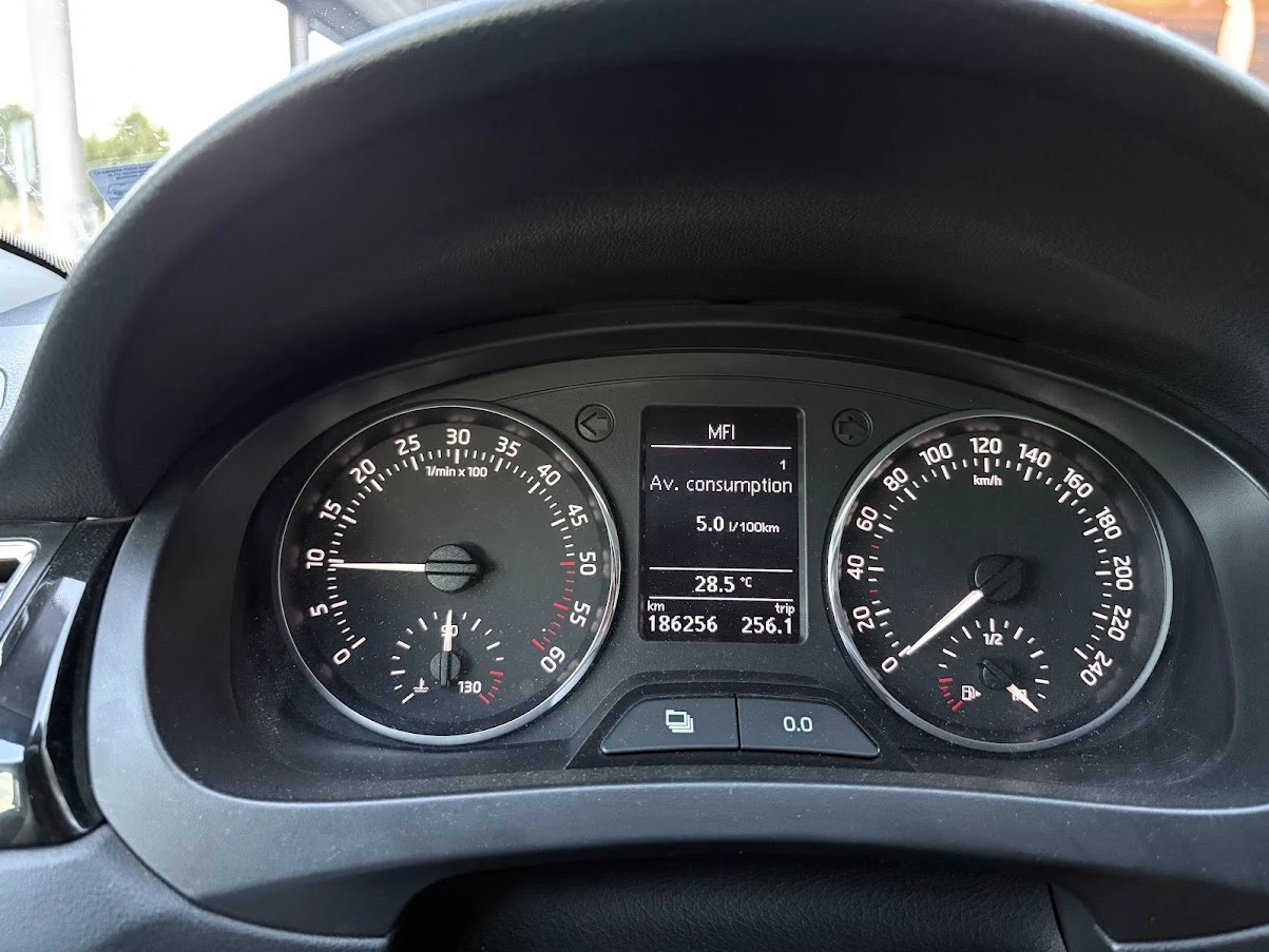 Skoda Rapid, снимка 10 - Автомобили и джипове - 56154926