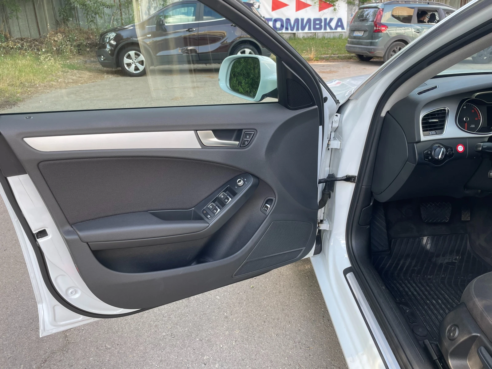Audi A4 Avant 2.0 TDI, снимка 9 - Автомобили и джипове - 55053236