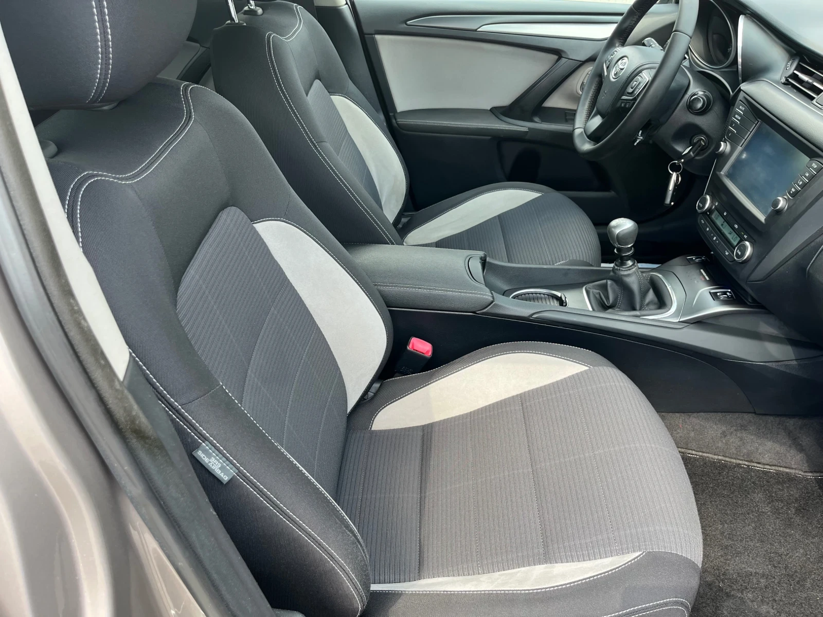 Toyota Avensis 1.8 16V FACE, снимка 13 - Автомобили и джипове - 55504016