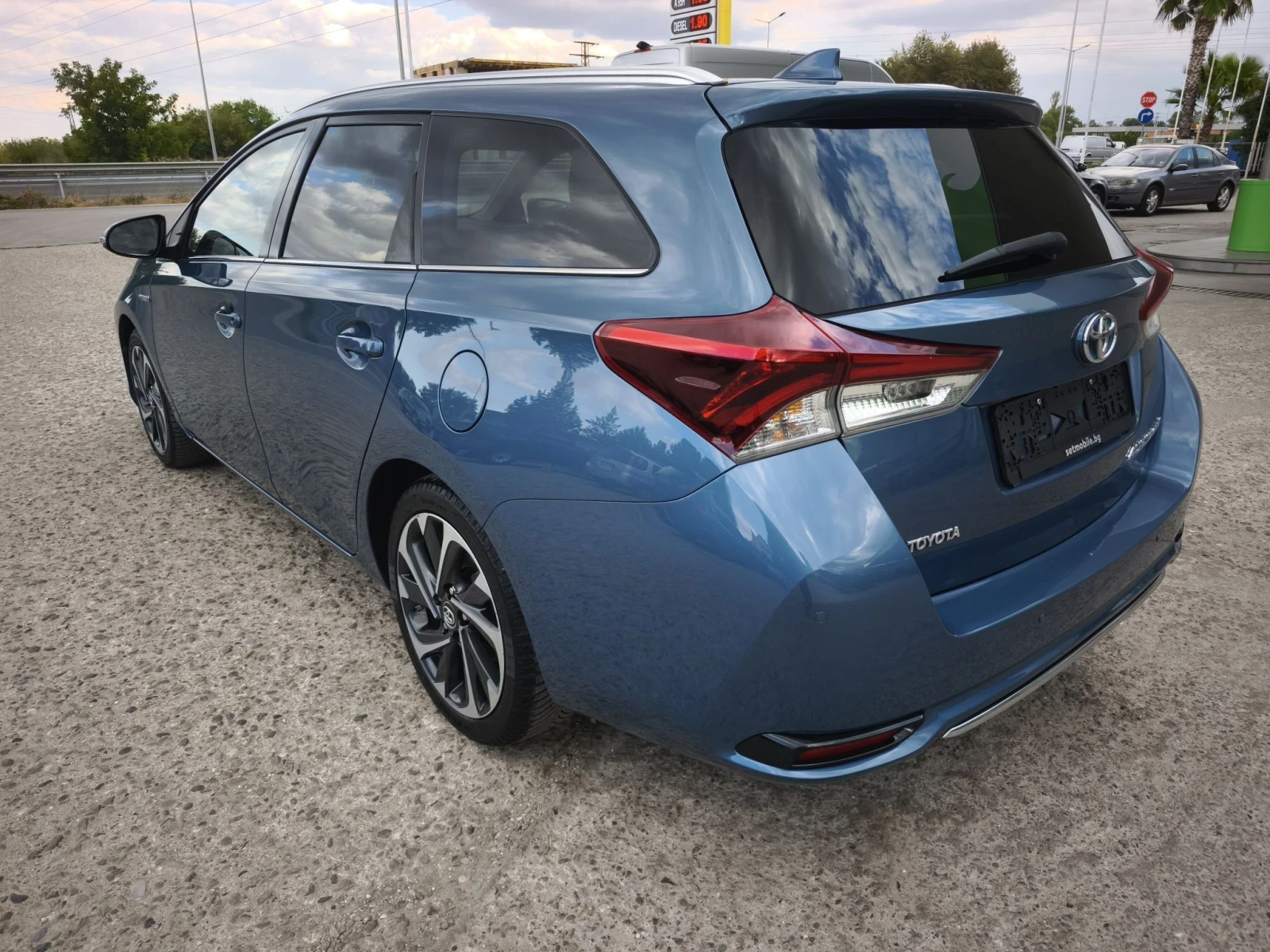 Toyota Auris 1.8 HYBRID FULL SERVICE IN NEW !!!, снимка 5 - Автомобили и джипове - 56315185