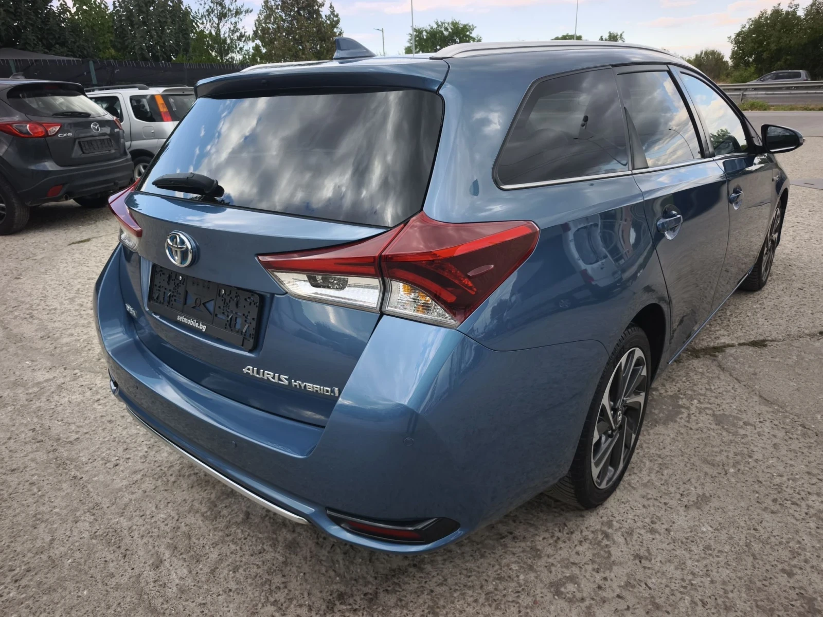 Toyota Auris 1.8 HYBRID FULL SERVICE IN NEW !!!, снимка 4 - Автомобили и джипове - 56315185