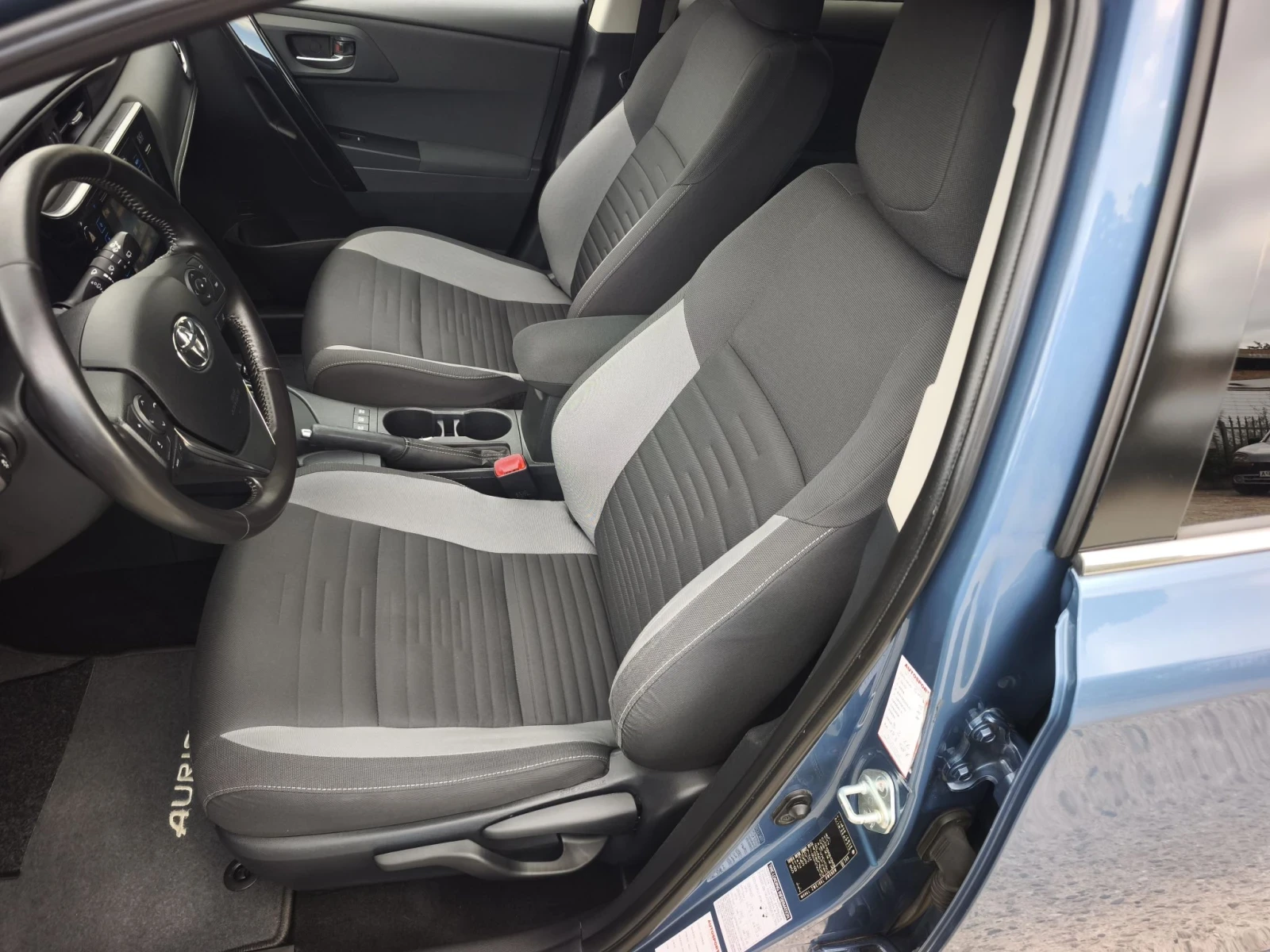 Toyota Auris 1.8 HYBRID FULL SERVICE IN NEW !!!, снимка 8 - Автомобили и джипове - 56315185