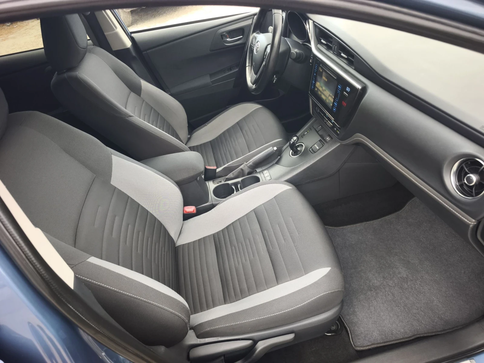 Toyota Auris 1.8 HYBRID FULL SERVICE IN NEW !!!, снимка 10 - Автомобили и джипове - 56315185