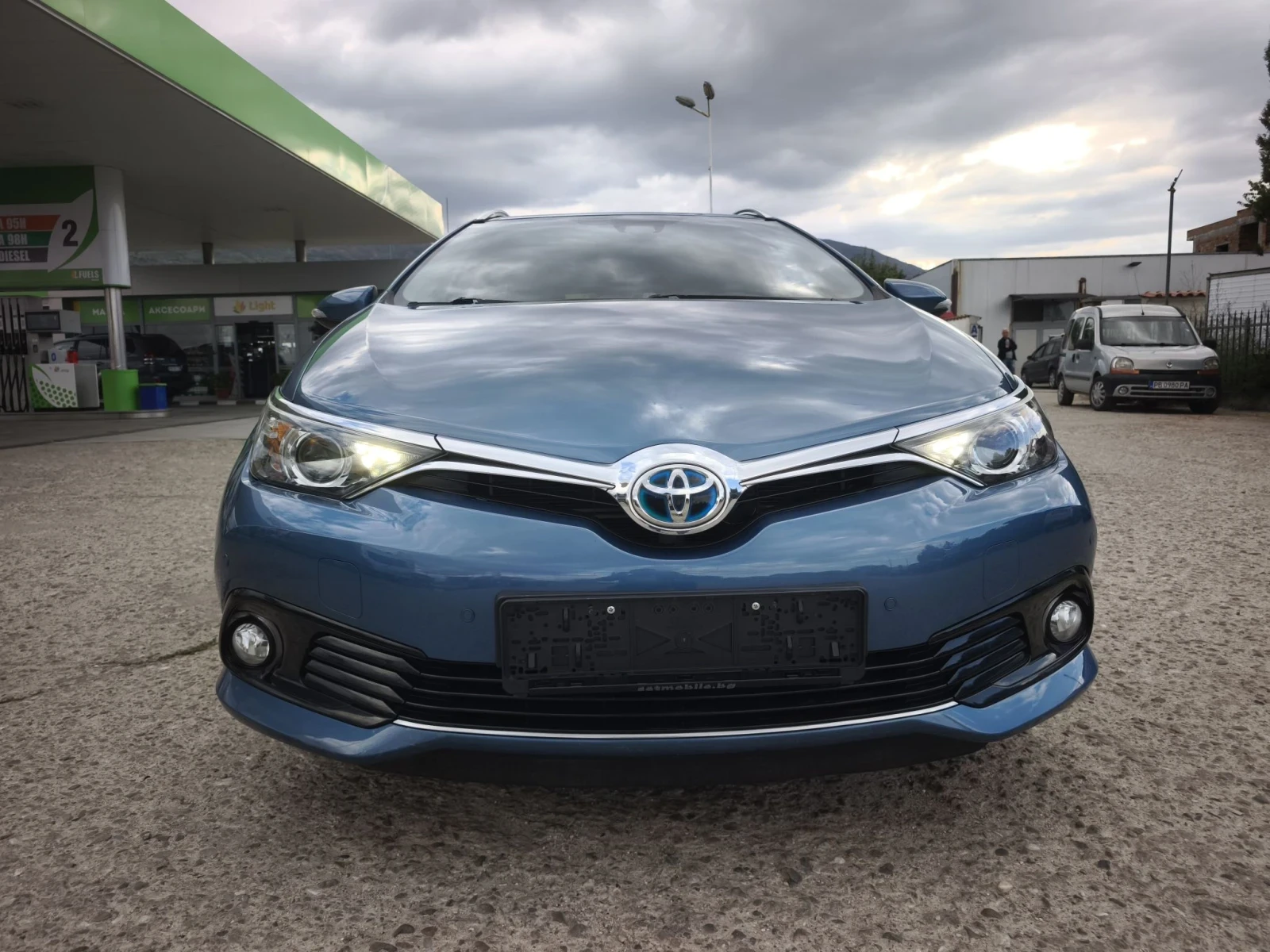 Toyota Auris 1.8 HYBRID FULL SERVICE IN NEW !!!, снимка 2 - Автомобили и джипове - 56315185
