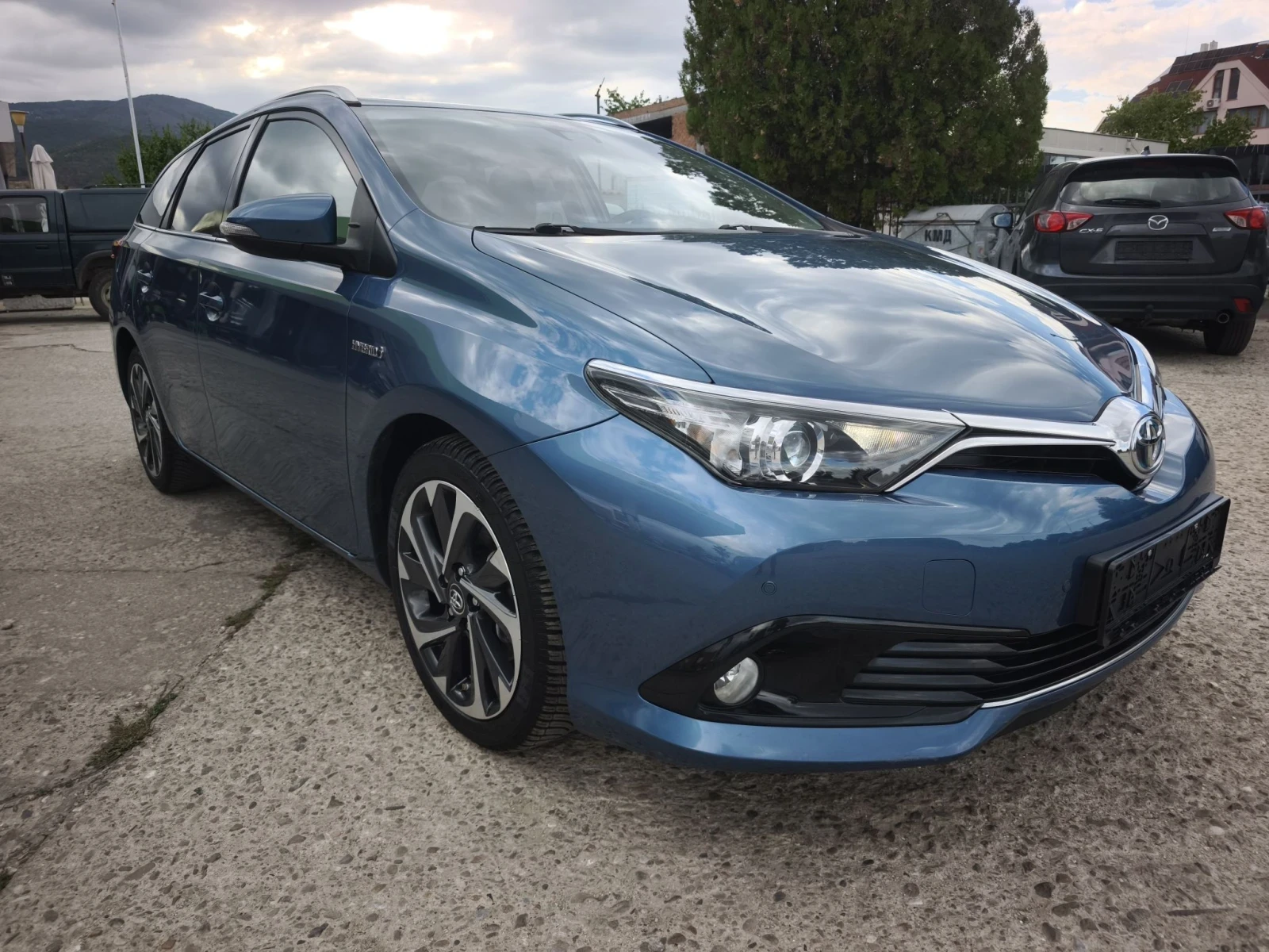 Toyota Auris 1.8 HYBRID FULL SERVICE IN NEW !!!, снимка 3 - Автомобили и джипове - 56315185