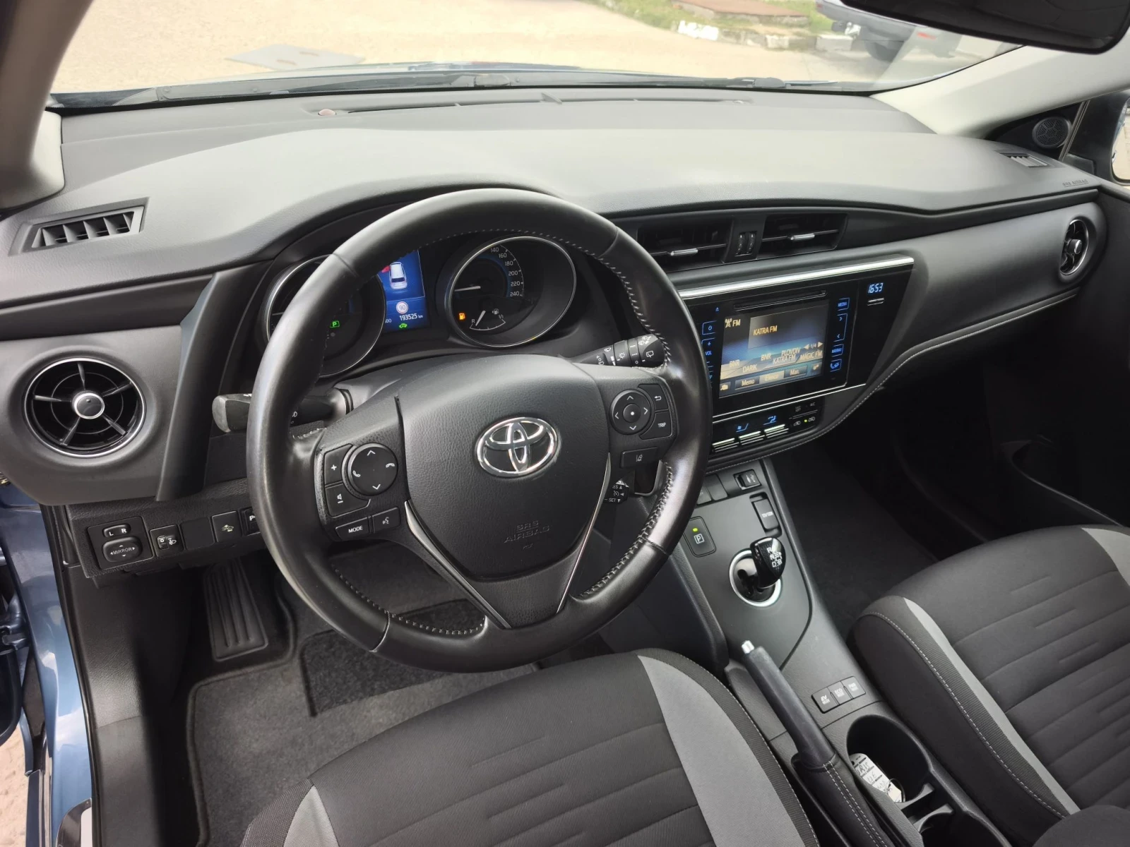 Toyota Auris 1.8 HYBRID FULL SERVICE IN NEW !!!, снимка 7 - Автомобили и джипове - 56315185