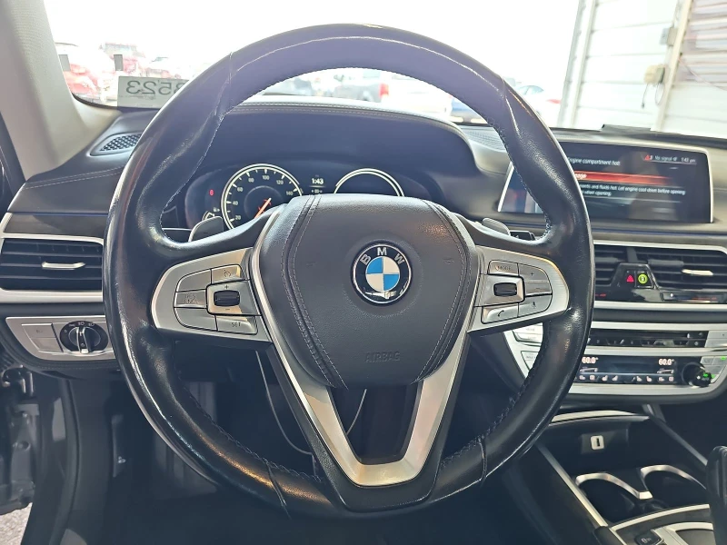 BMW 750 Mасажи* 360 kamera* Harman* headup* distronik* aut, снимка 4 - Автомобили и джипове - 47213505