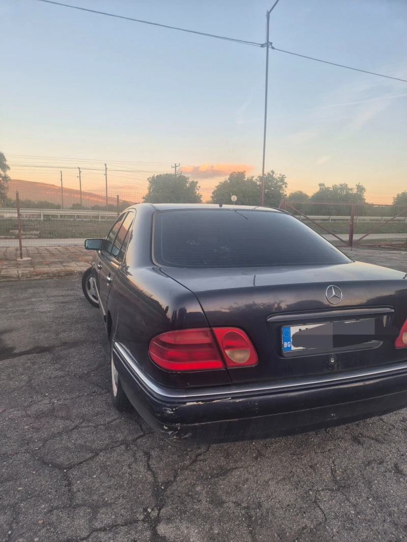 Mercedes-Benz E 200, снимка 4 - Автомобили и джипове - 52655263