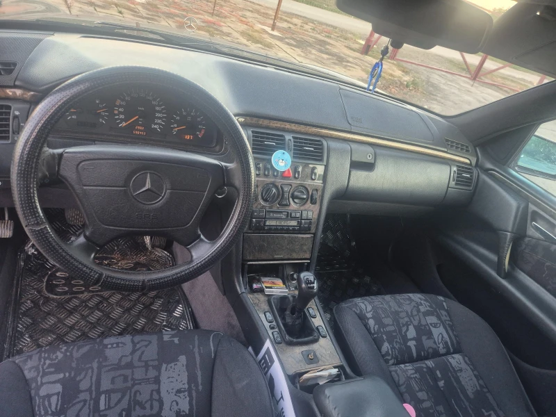 Mercedes-Benz E 200, снимка 5 - Автомобили и джипове - 52655263