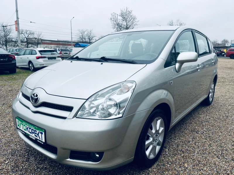 Toyota Corolla verso 1.6i  Перфектна, снимка 3 - Автомобили и джипове - 52890962