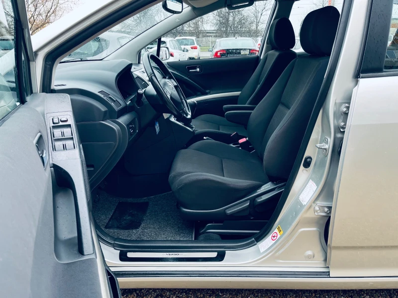 Toyota Corolla verso 1.6i  Перфектна, снимка 9 - Автомобили и джипове - 52890962