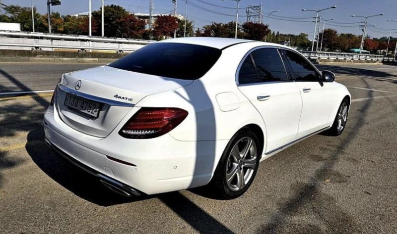 Mercedes-Benz E 300 4MATIC* 360КАМЕРА* ПОДГРЕВ* КЕЙЛЕС* , снимка 2 - Автомобили и джипове - 53343786