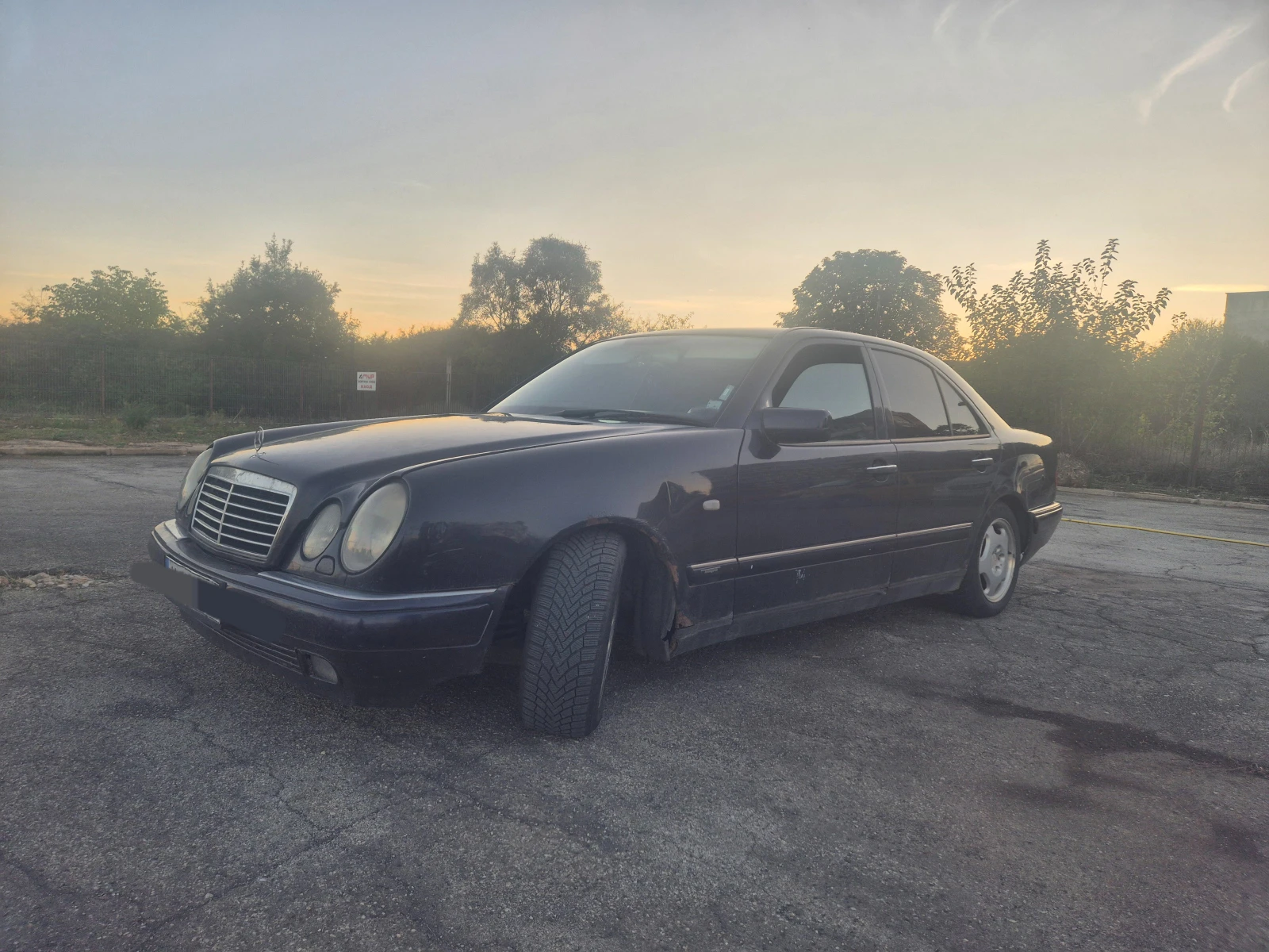 Mercedes-Benz E 200, снимка 1