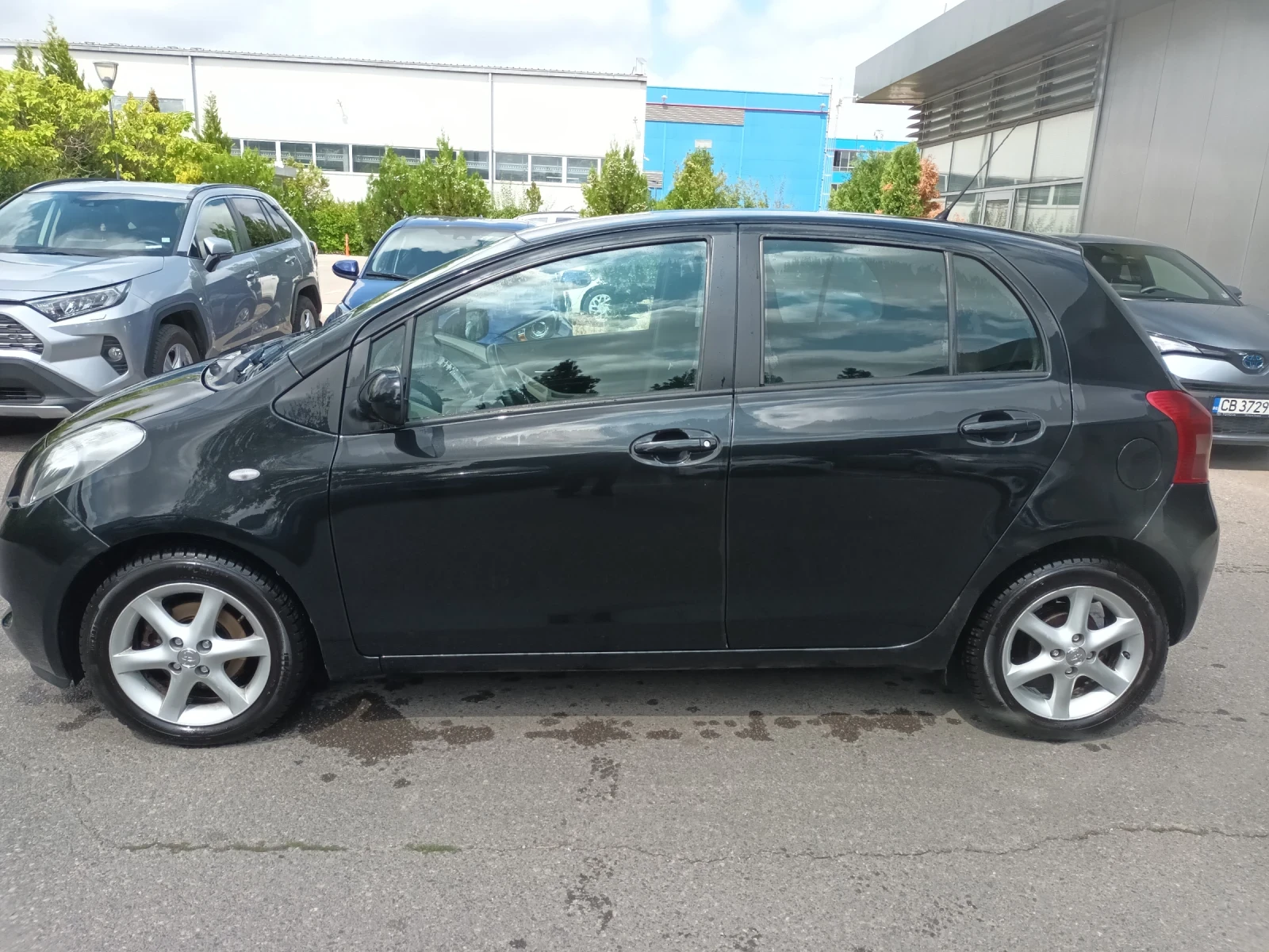 Toyota Yaris 1.3 - изображение 4