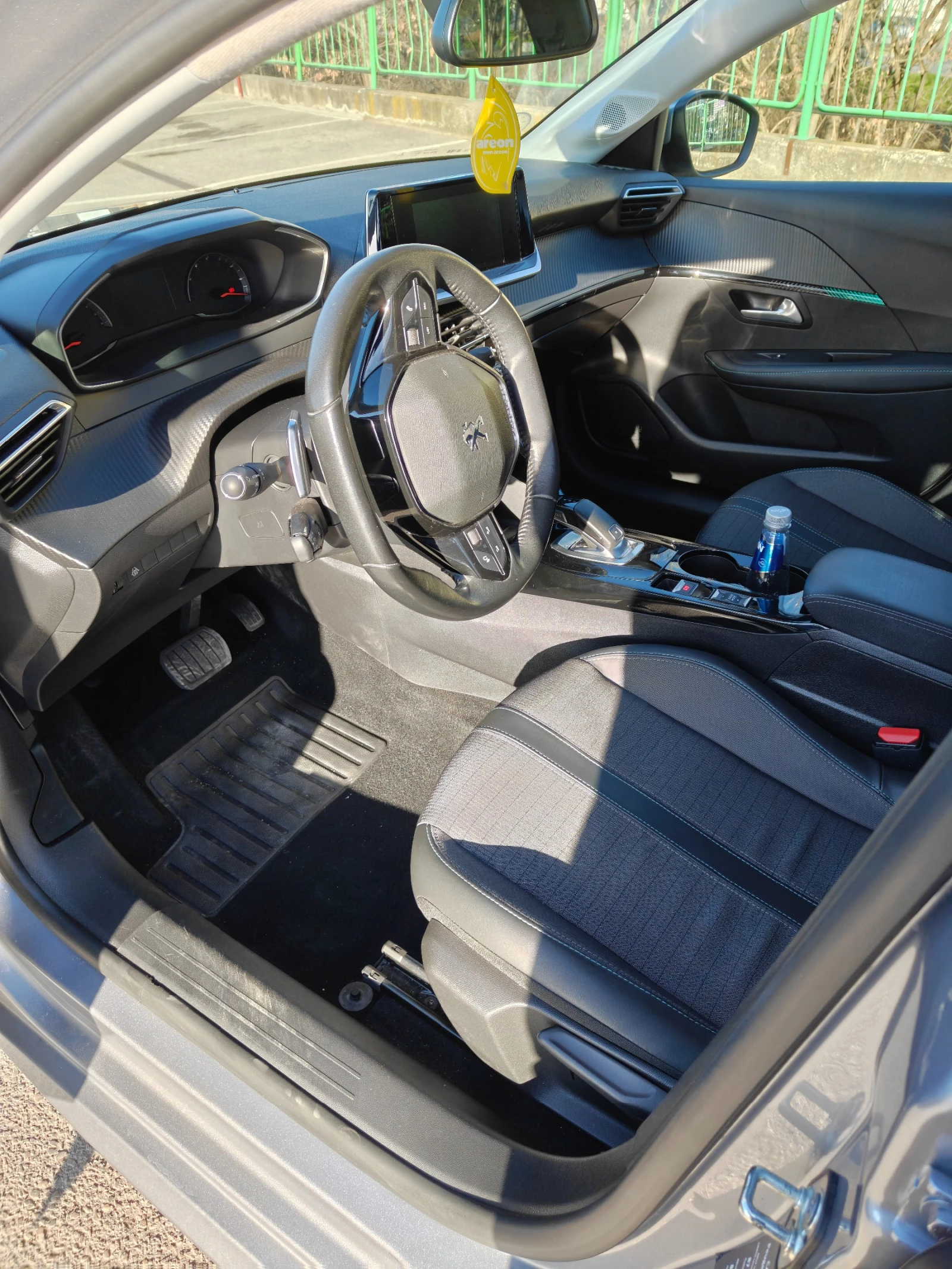 Peugeot 208 1.2 puretech, снимка 9 - Автомобили и джипове - 53847726