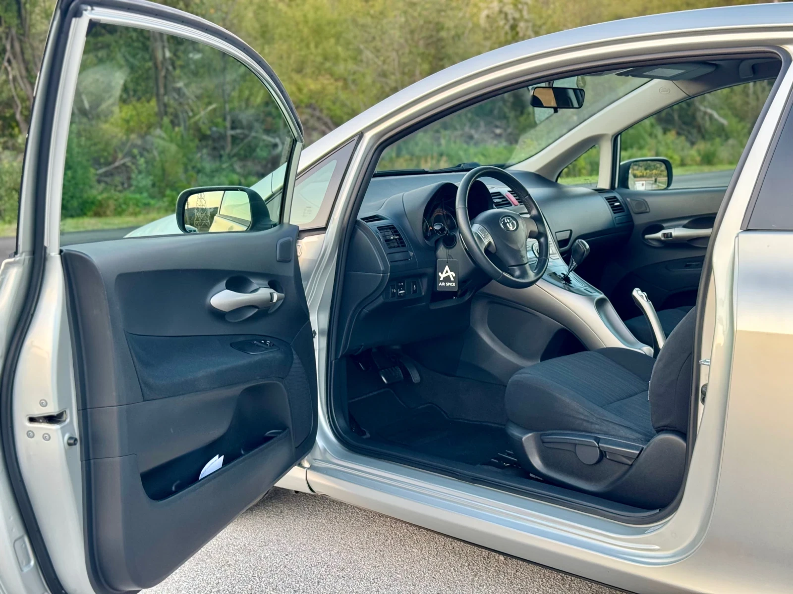 Toyota Auris 1.4 D4D, снимка 8 - Автомобили и джипове - 54000535