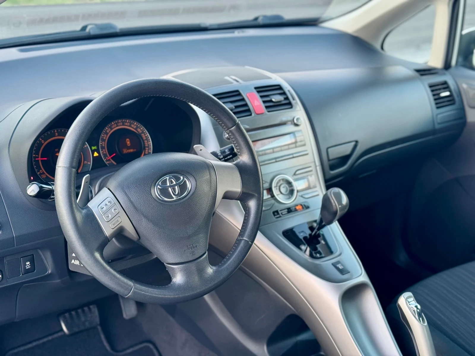 Toyota Auris 1.4 D4D, снимка 6 - Автомобили и джипове - 54000535