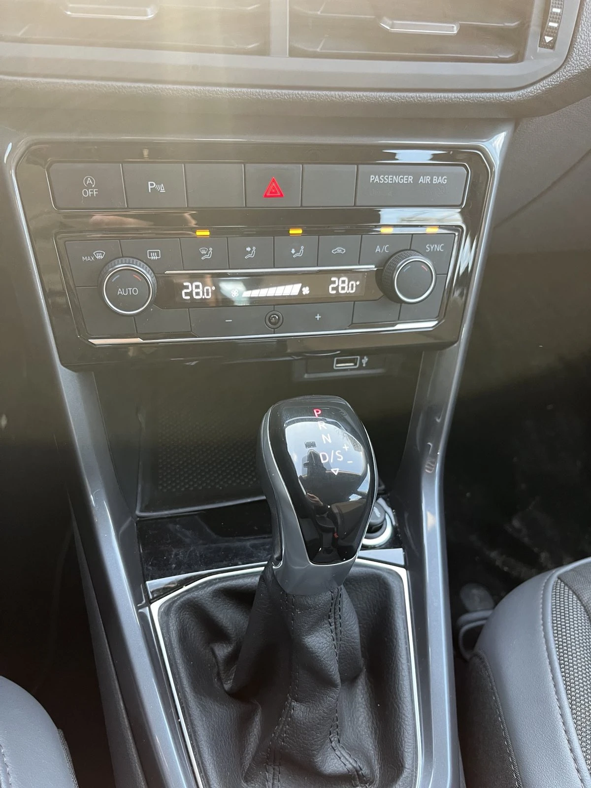 VW T-Cross 1.0 116HP от Порше България - изображение 8