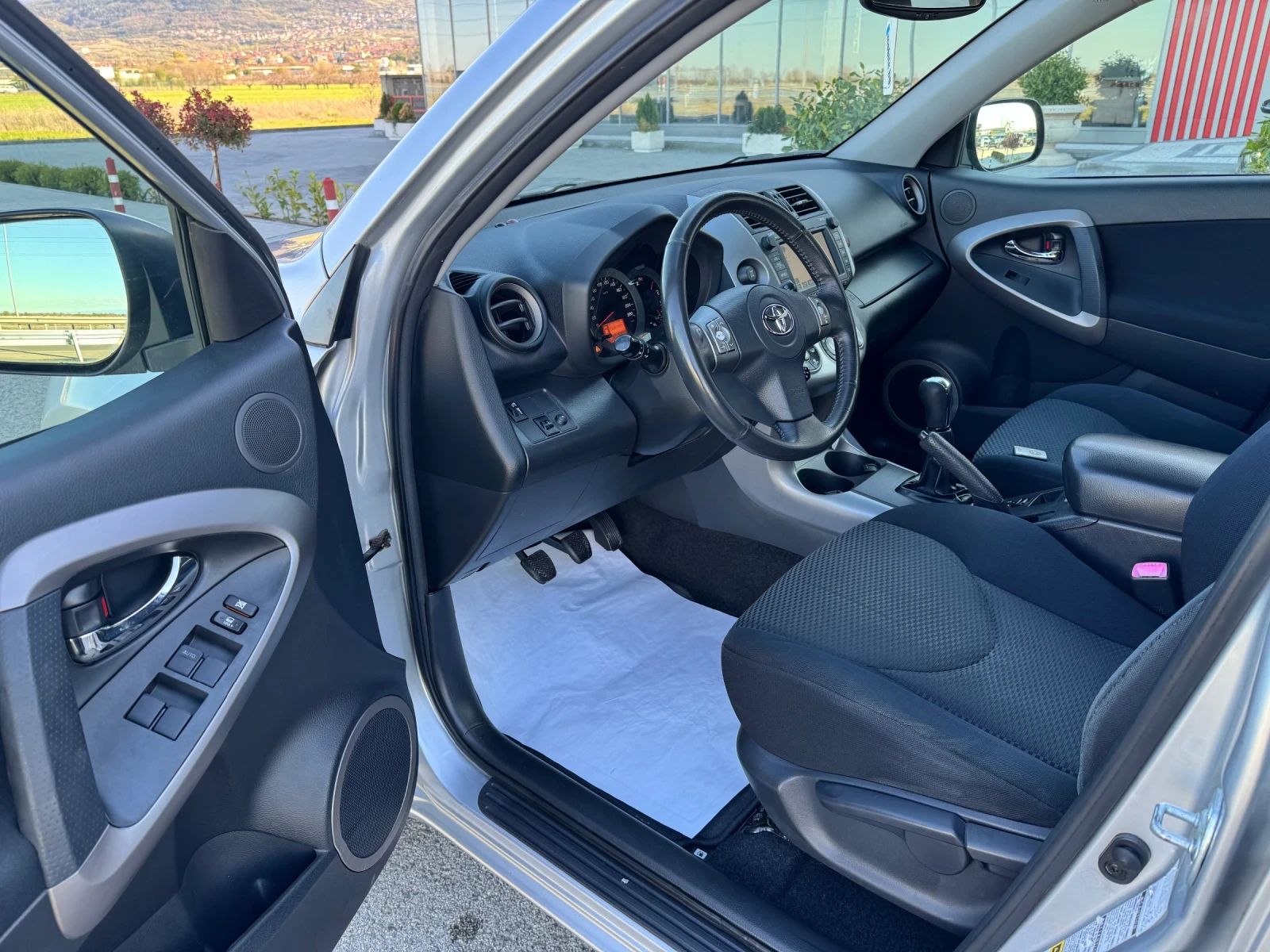Toyota Rav4 2.0-VVT-I/НАВИГАЦИЯ\KEY LESS GO/ 4x4 - изображение 9