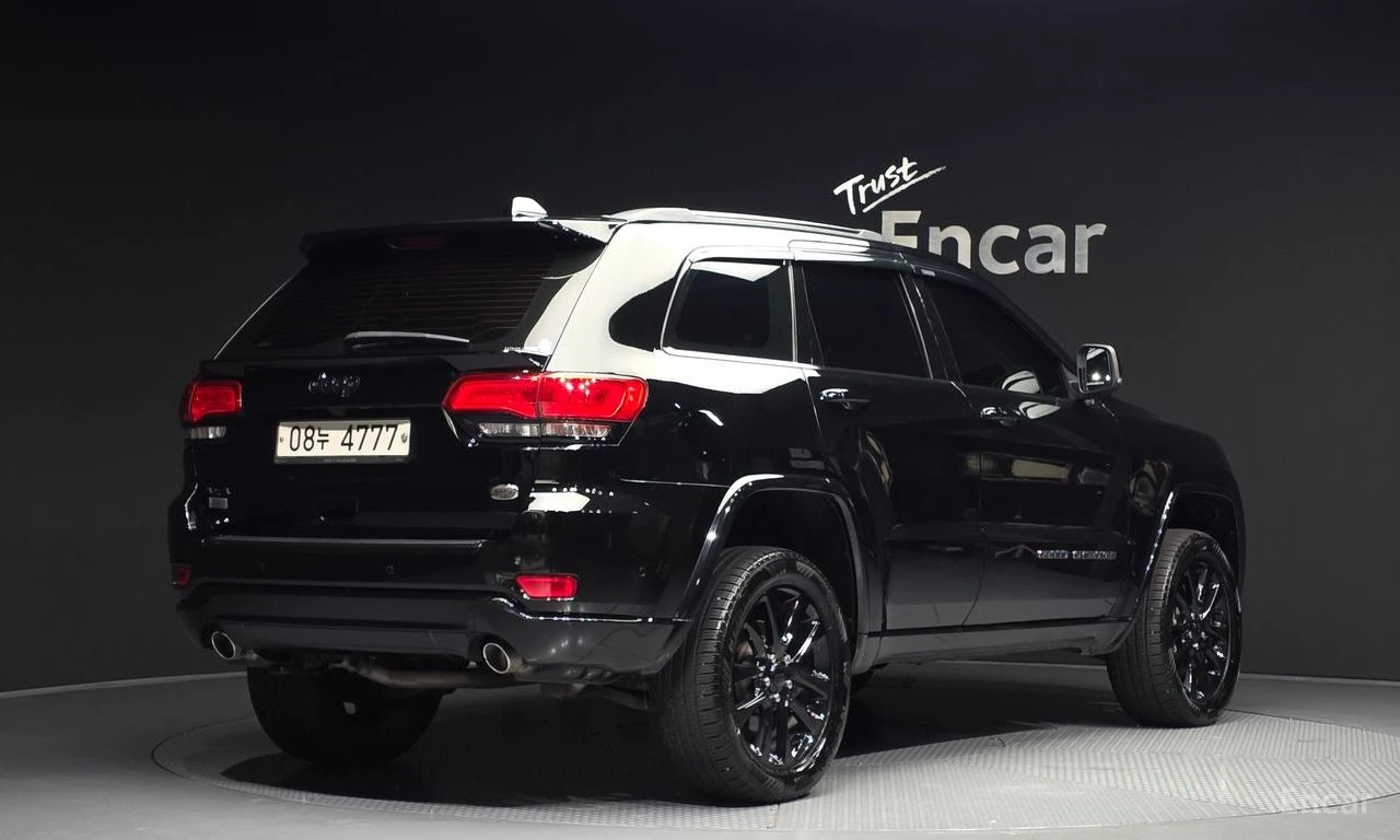 Jeep Grand cherokee OVERLAND* КОЖА* ПОДГРЕВ* ОБДУХВАНЕ* КАМЕРА* PANO* , снимка 2 - Автомобили и джипове - 54646929