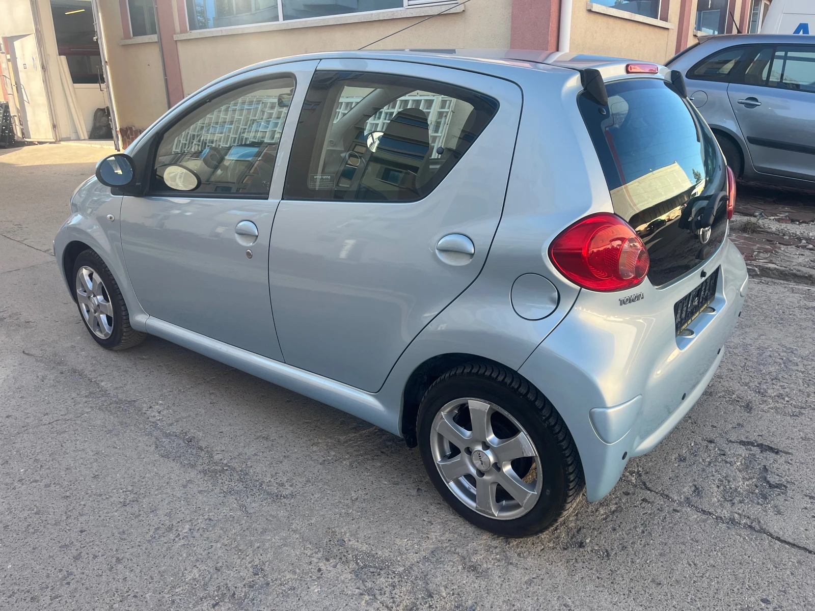 Toyota Aygo 1.0i Автоматик. - изображение 6