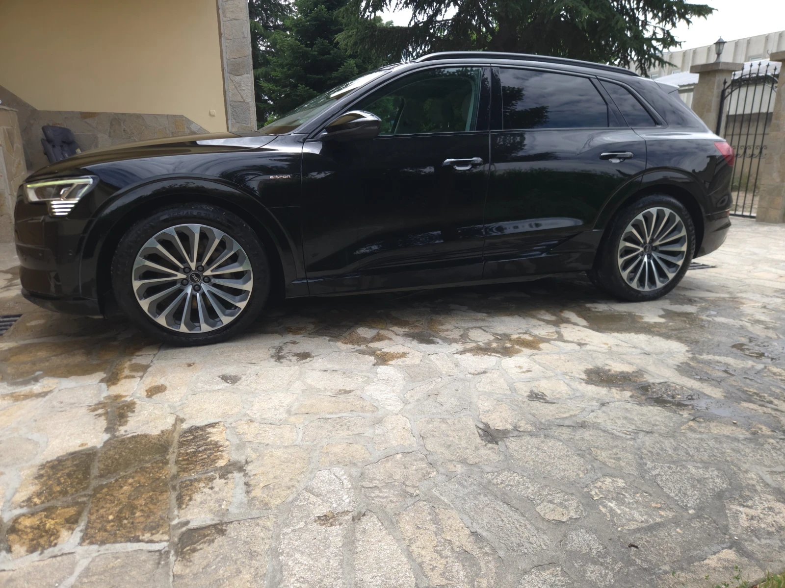 Audi E-Tron 55 quattro 95kwh BLACK, снимка 2 - Автомобили и джипове - 55979135