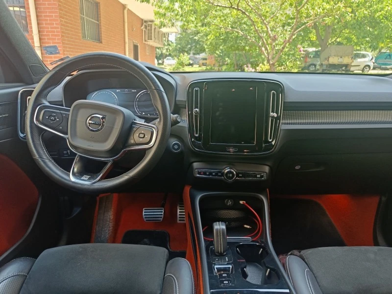 Volvo XC40 T4 2.0 R DESIGN, снимка 11 - Автомобили и джипове - 46271133