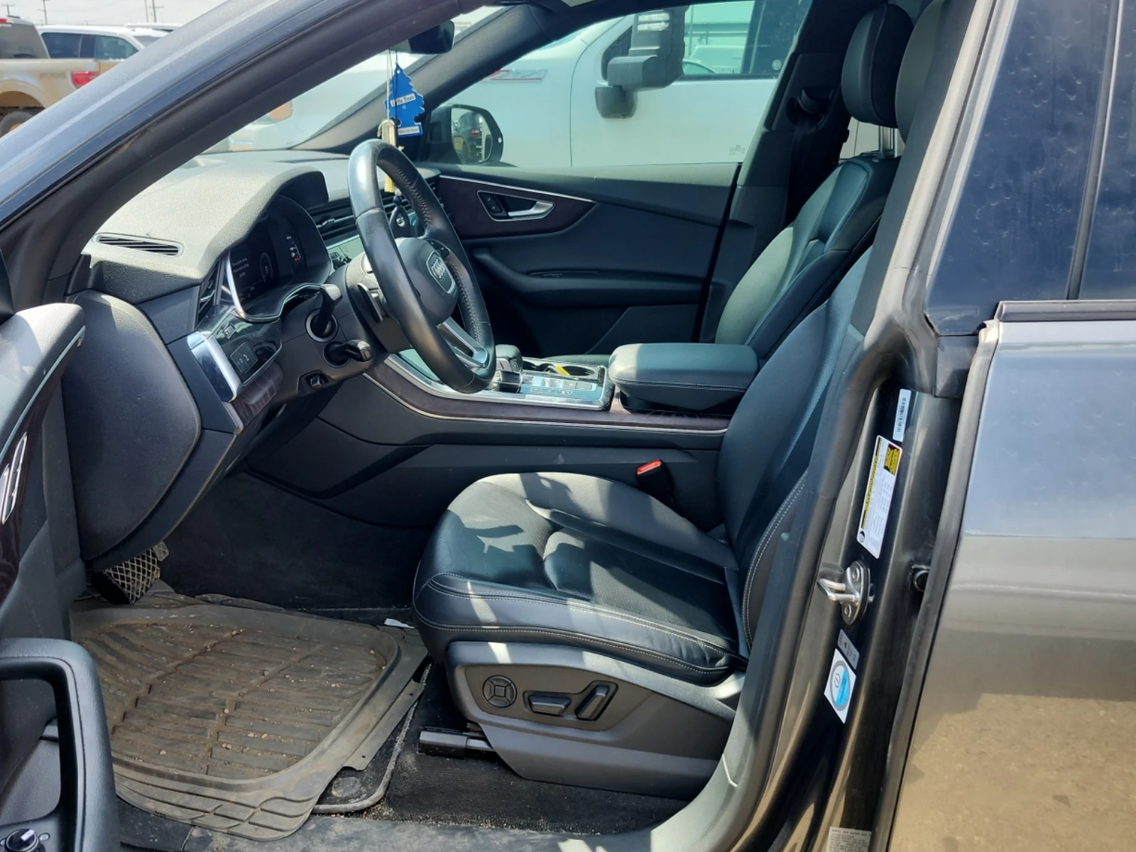 Audi Q8 Progressive* ОБДУХВАНЕ * ПАНОРАМА * , снимка 5 - Автомобили и джипове - 55323714