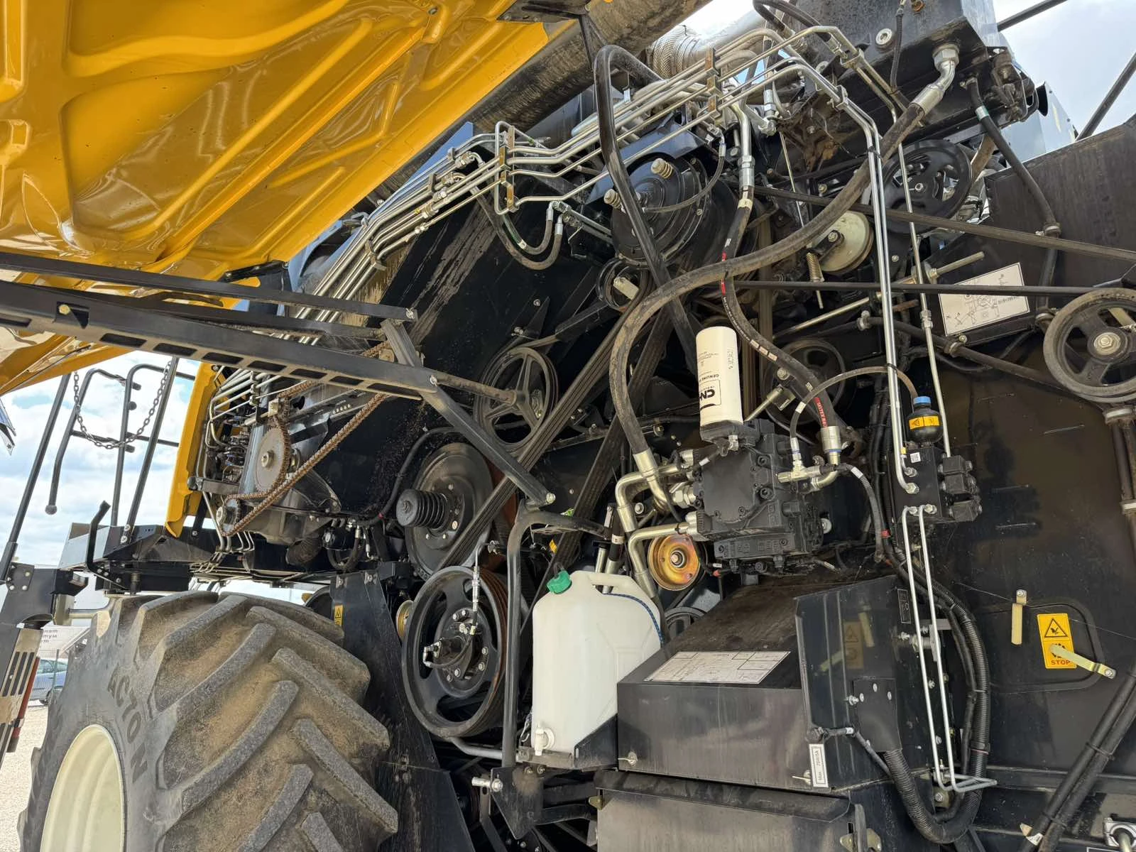 Комбайн New Holland CX6.90 с хедер 760CG, снимка 10 - Селскостопанска техника - 54958629