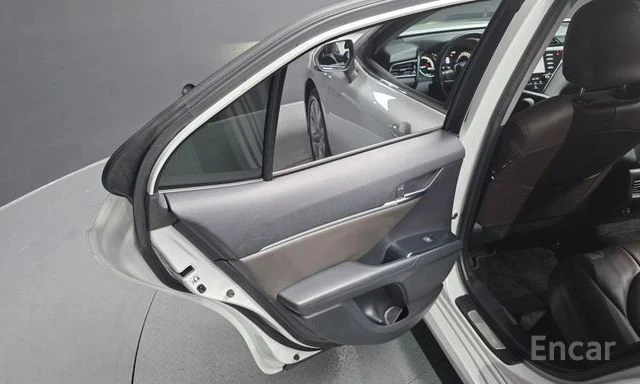 Toyota Camry 2.5 LE Hybrid | ЗАДНА КАМЕРА | KEYLESS | , снимка 10 - Автомобили и джипове - 54340503