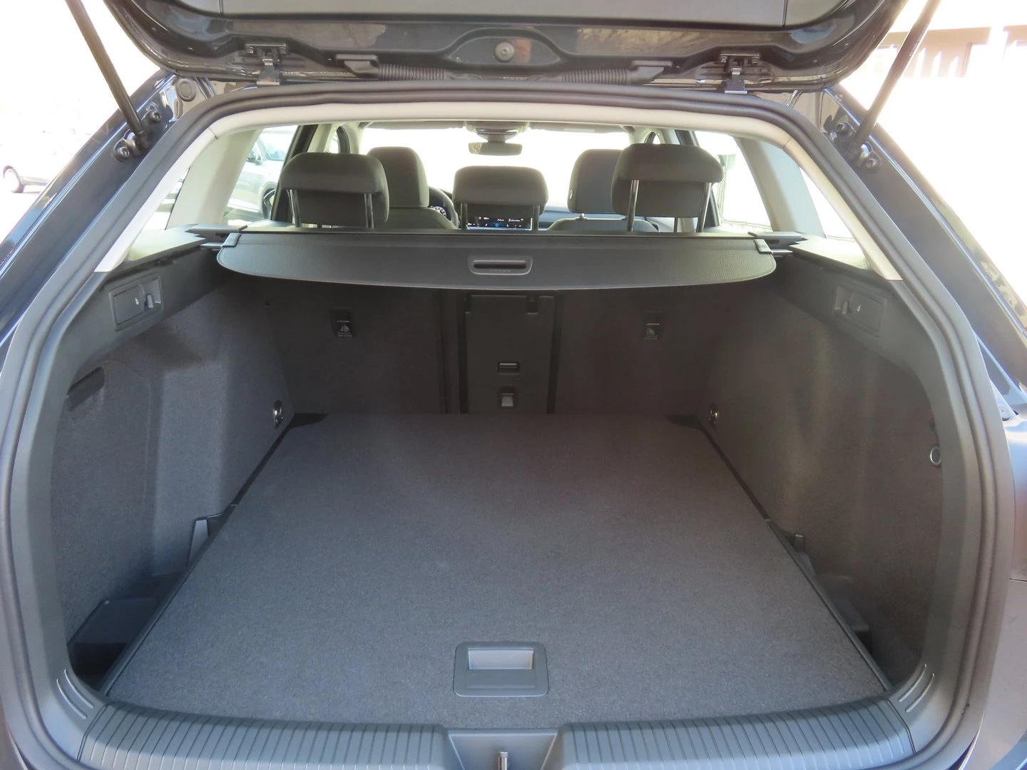 VW Golf Variant 8 Life 2.0 TDI SCR DSG - изображение 4