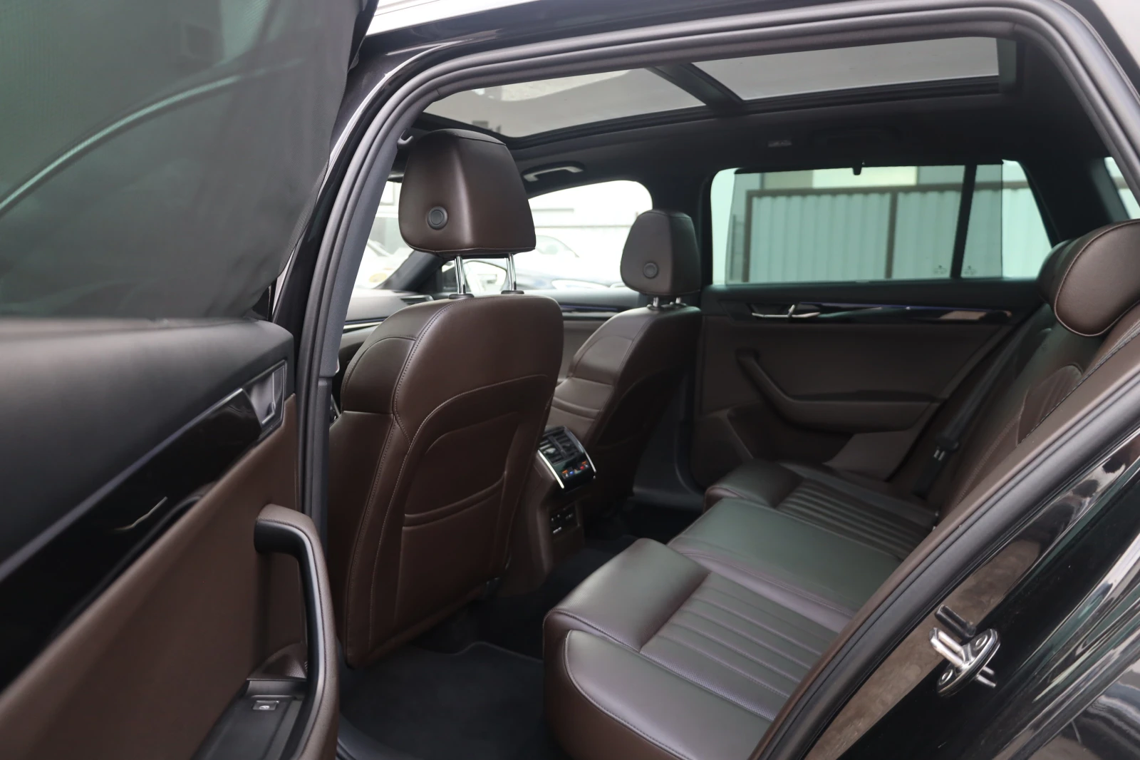 Skoda Superb 2.0TDI 4x4 DSG L&K Digital PANO АСС Canton Обдухв, снимка 10 - Автомобили и джипове - 53874489