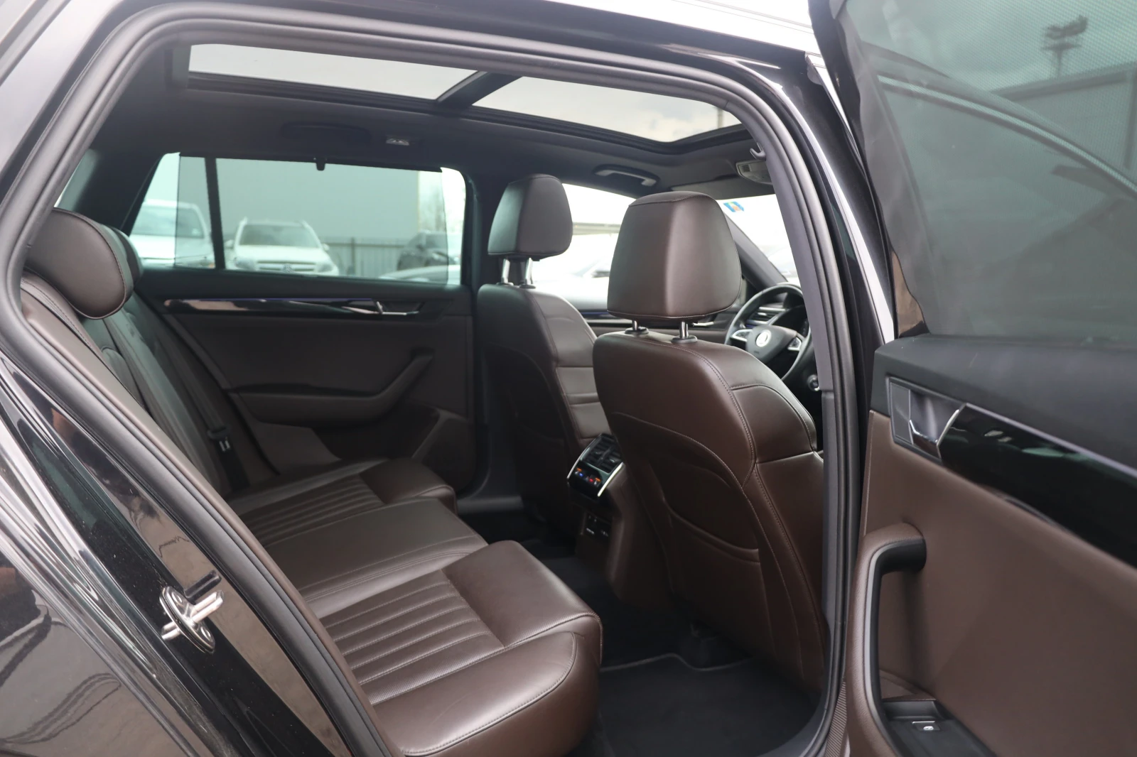 Skoda Superb 2.0TDI 4x4 DSG L&K Digital PANO АСС Canton Обдухв, снимка 8 - Автомобили и джипове - 53874489