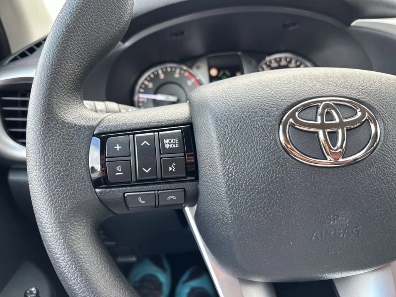 Toyota Hilux НОВ!/2.4d/151HP/4X4/CAM/KLESS/L.ASSIST/ACC/611g, снимка 9 - Автомобили и джипове - 52468726