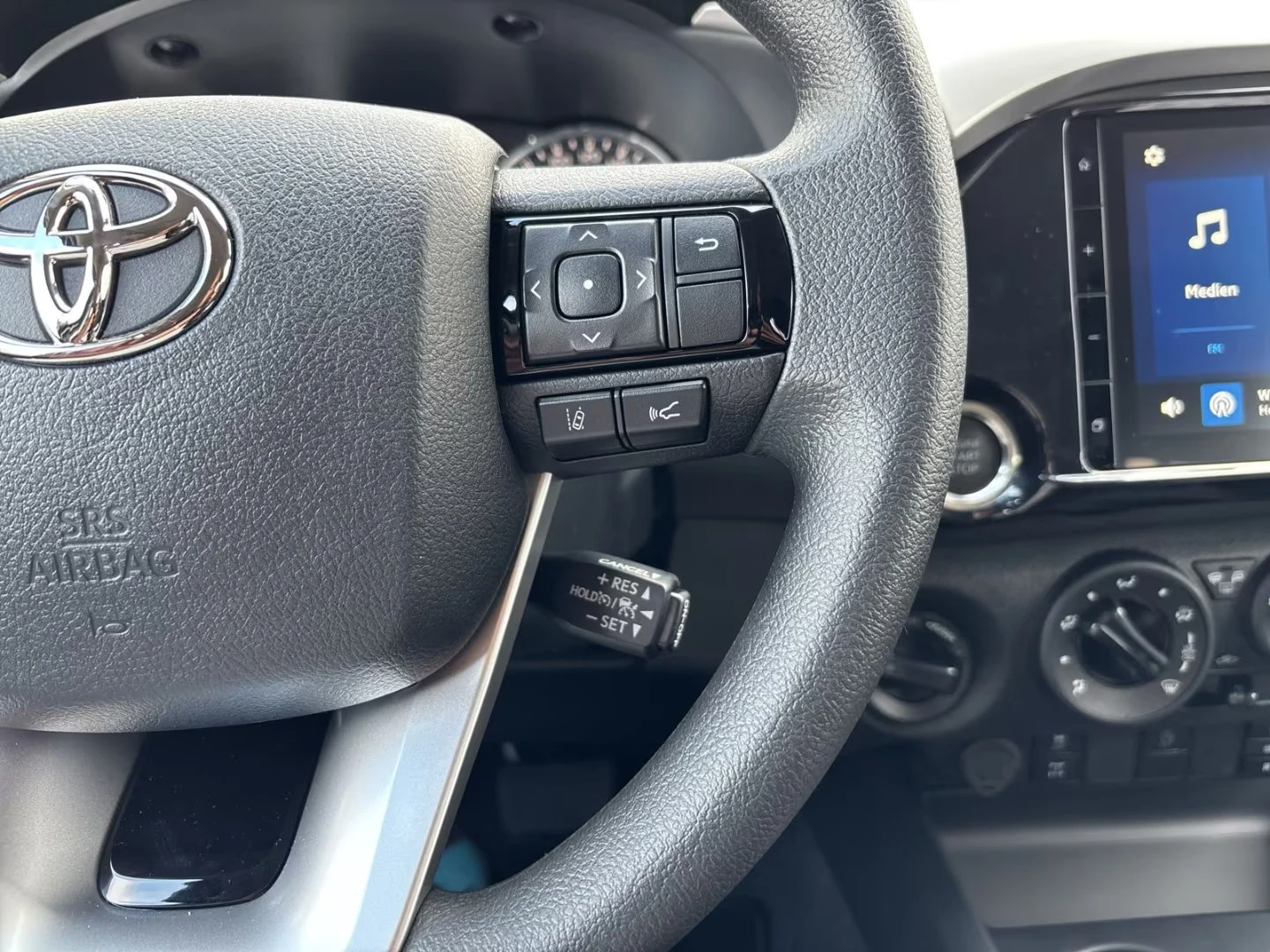 Toyota Hilux НОВ!/2.4d/151HP/4X4/CAM/KLESS/L.ASSIST/ACC/611g - изображение 10