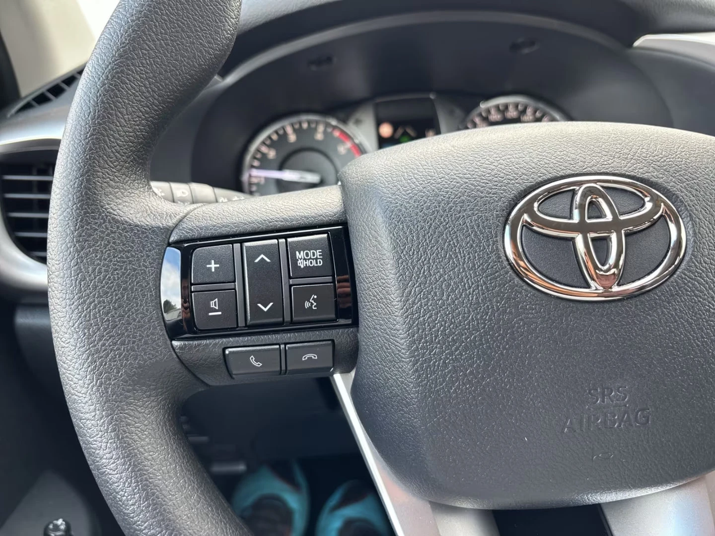 Toyota Hilux НОВ!/2.4d/151HP/4X4/CAM/KLESS/L.ASSIST/ACC/611g - изображение 9