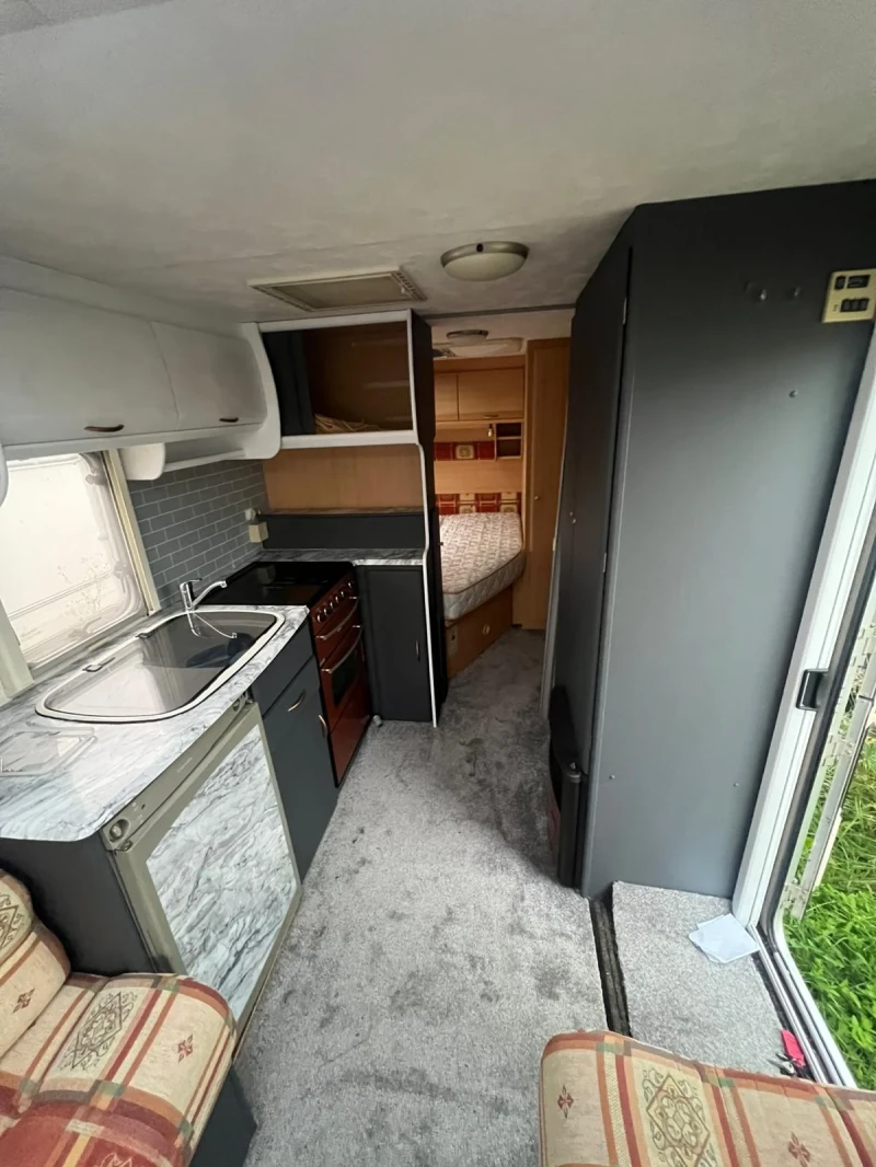Каравана Coachmen Amara 530/4, снимка 12 - Каравани и кемпери - 52093682