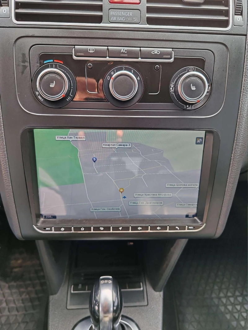 VW Touran 1.6 TDI-DSG-NAVI-CAM, снимка 11 - Автомобили и джипове - 52410578