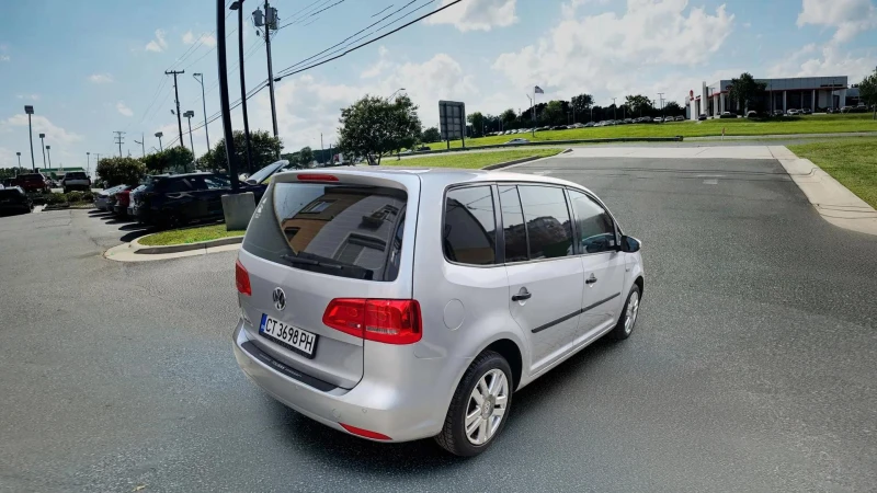 VW Touran 1.6 TDI-DSG-NAVI-CAM, снимка 3 - Автомобили и джипове - 52410578